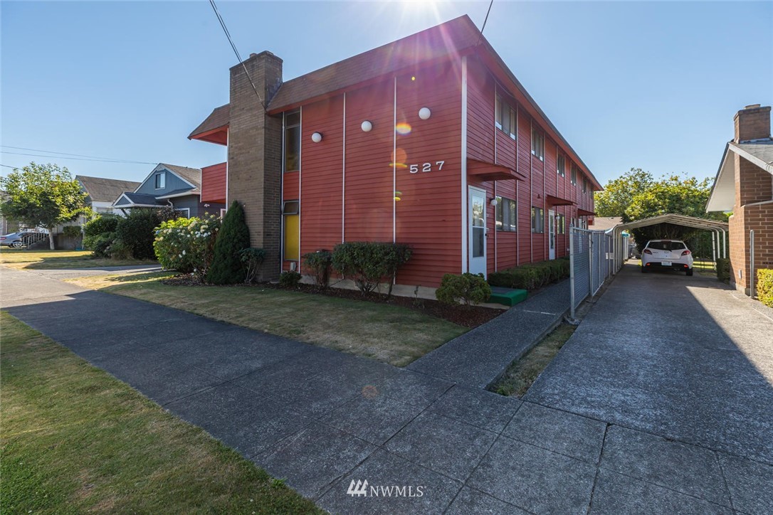 527 Williams Avenue North Renton, WA 98057 - Photo 11 of 13 a view of a building with a yard