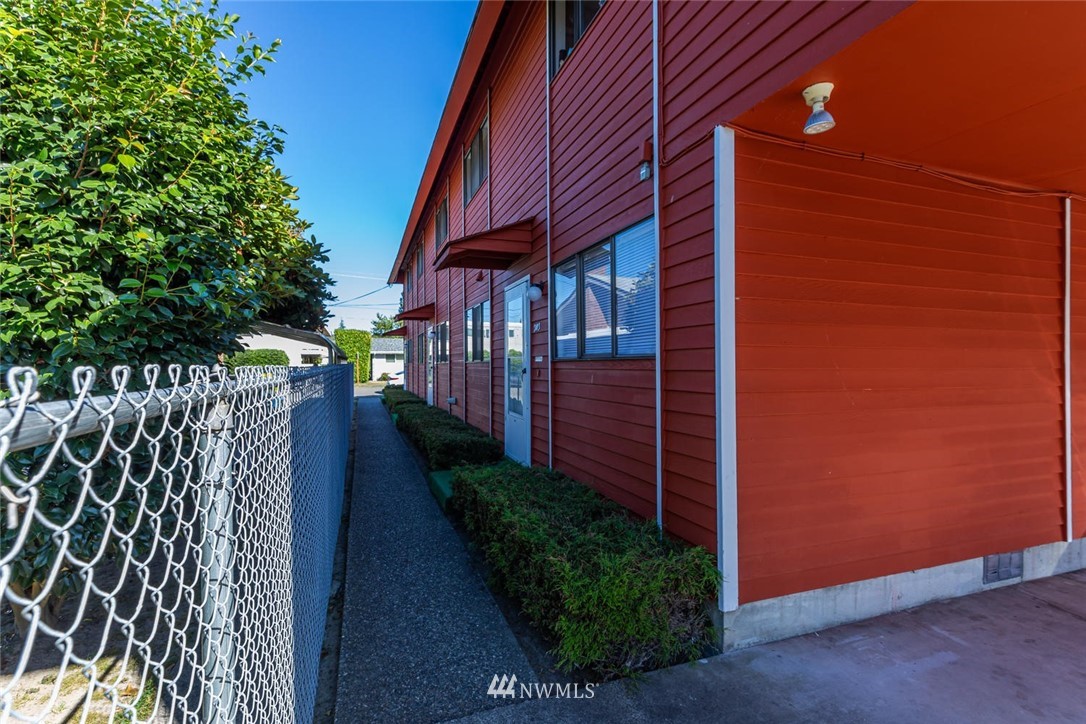 527 Williams Avenue North Renton, WA 98057 - Photo 10 of 13 a view of a house with a yard