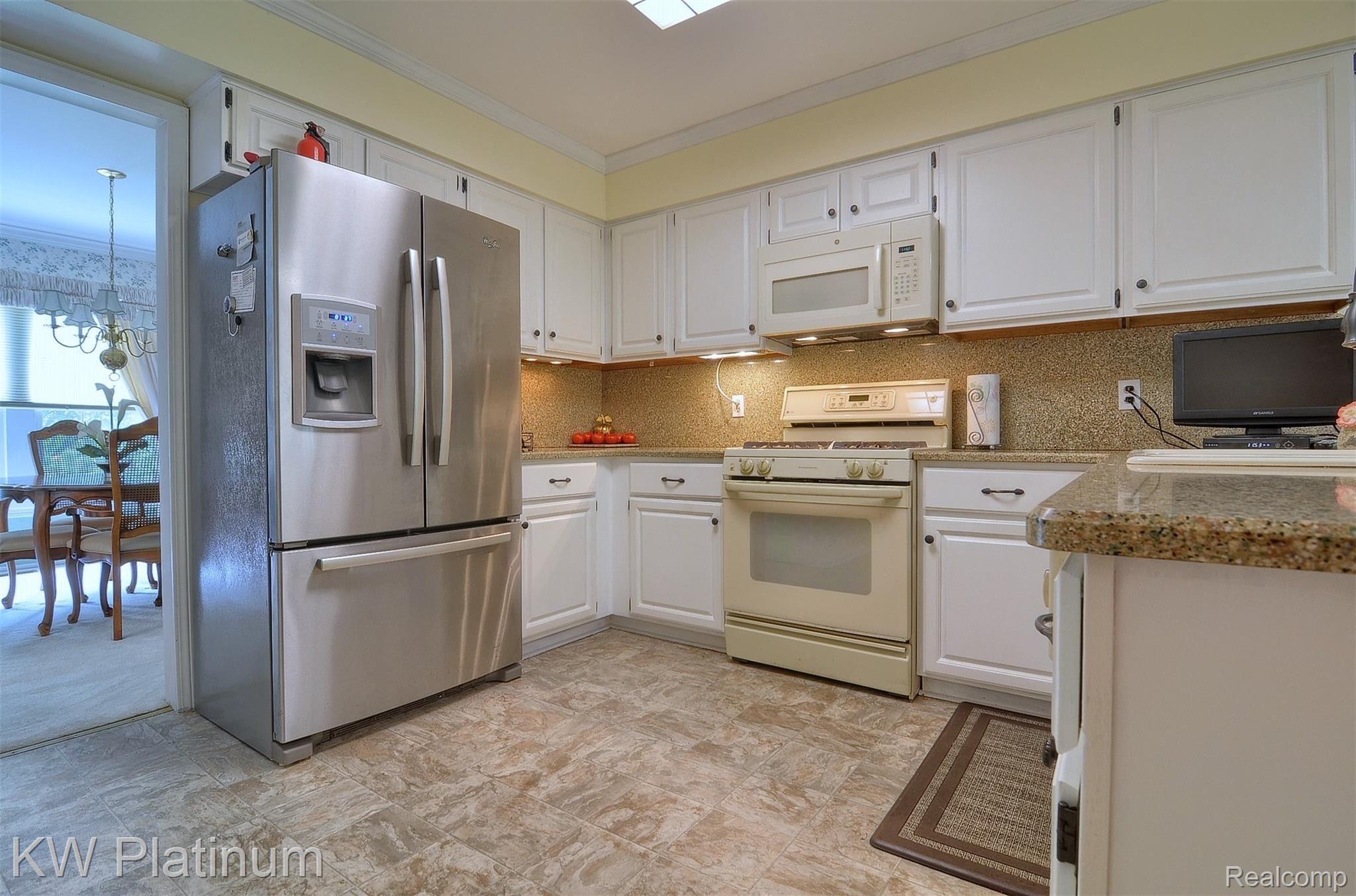 1237 Sandy Ridge Drive Rochester, MI 48306 - Photo 11 of 35 11-Kitchen 2nd View.jpg