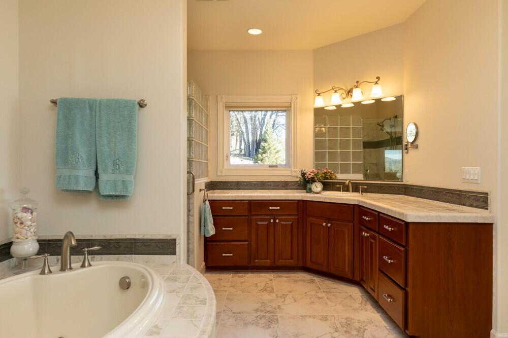 4426 Murrelet Road Klamath Falls, OR 97601 - Photo 25 of 54 Master Bath double vanities