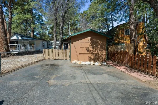 $239,999 | 396 Holmes Lane, Sugarloaf, CA 92386