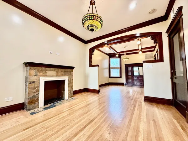 $2,100 | 1342 North Kedzie Avenue, Unit 2R, Chicago, IL 60651