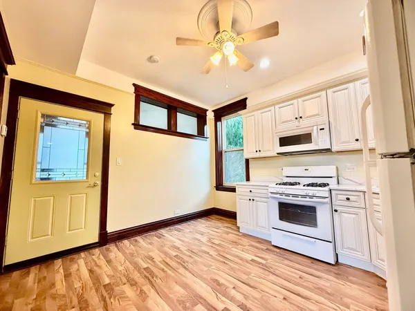 $2,100 | 1342 North Kedzie Avenue, Unit 2R, Chicago, IL 60651