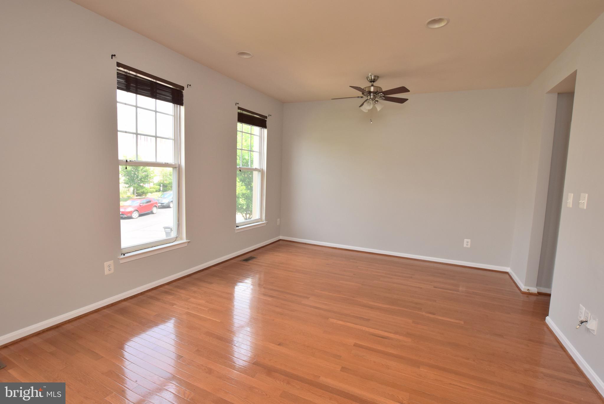 9179 Ribbon Falls Loop Bristow, VA 20136 - Photo 5 of 29 Living Room