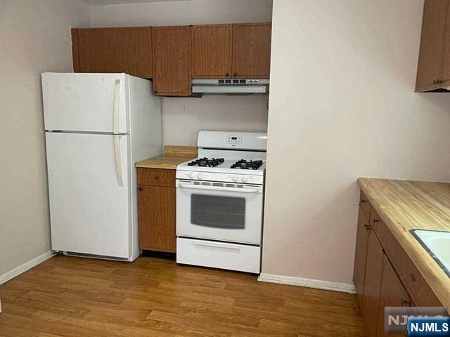 435 Teaneck Road, Unit 19 Ridgefield Park, NJ 07660 - Photo 3 of 7 a kitchen with a stove top oven and refrigerator