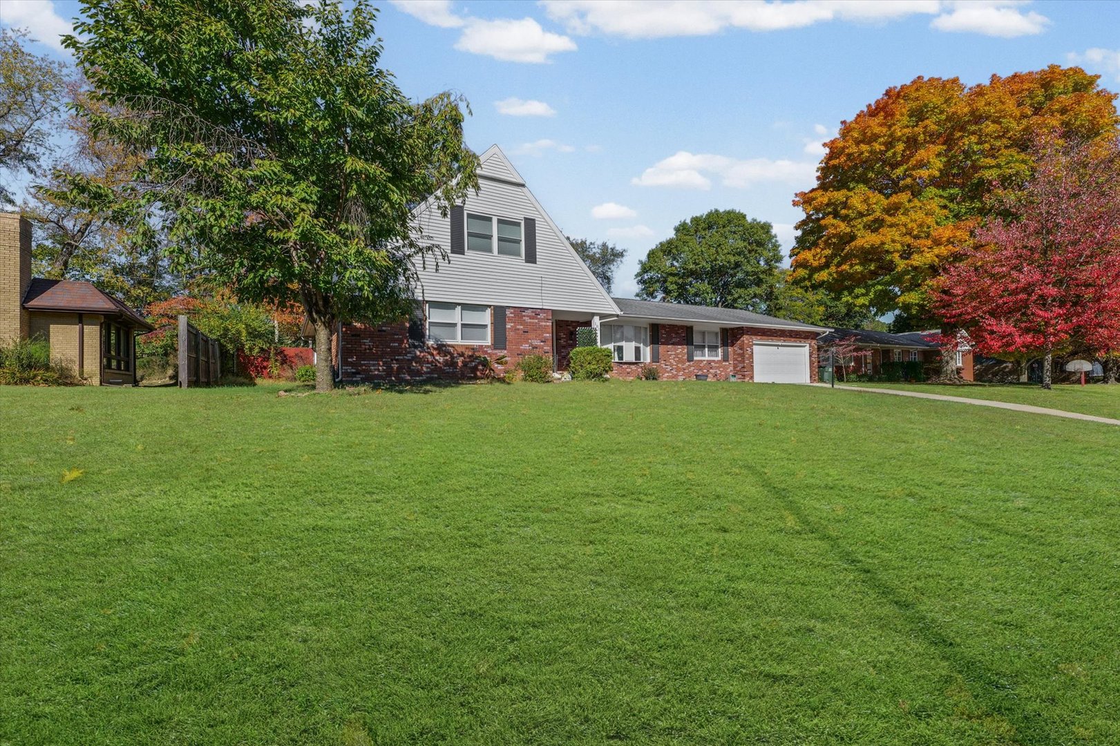 101 Thornhill Drive Danville, IL 61832 - Photo 5 of 42 a view of a house with a big yard