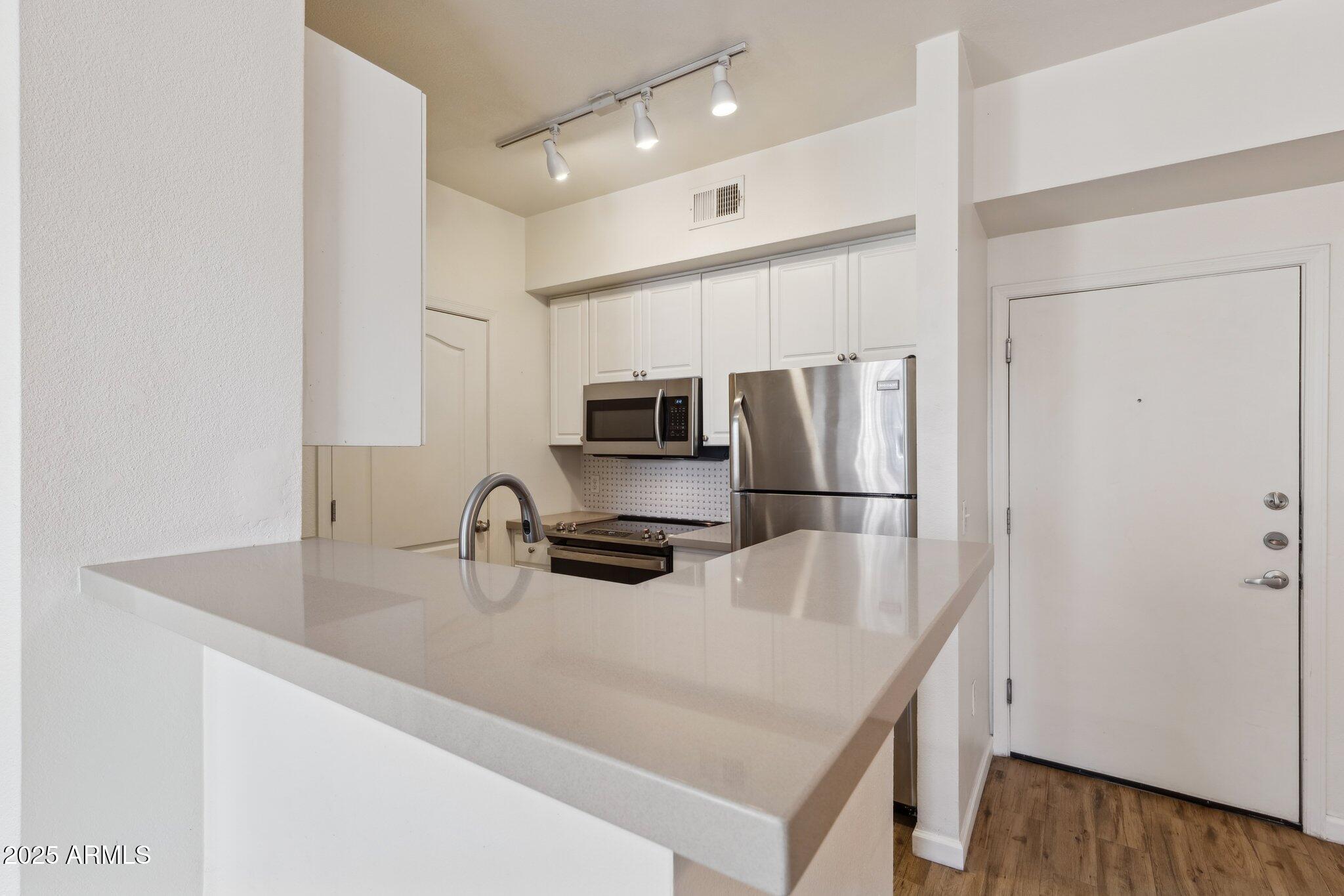 1701 East Colter Street, Unit 182 Phoenix, AZ 85016 - Photo 8 of 55 6-web-or-mls-1701-e-colter-st-182