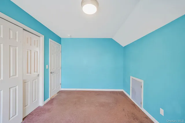 a view of a big room with closet