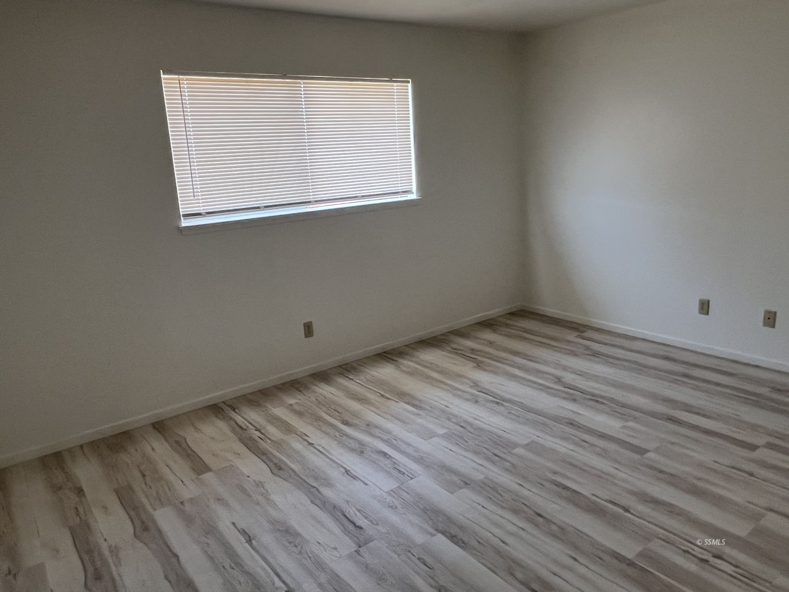 209 South Gold Canyon Street Ridgecrest, CA 93555 - Photo 14 of 33 an empty room with wooden floor and windows