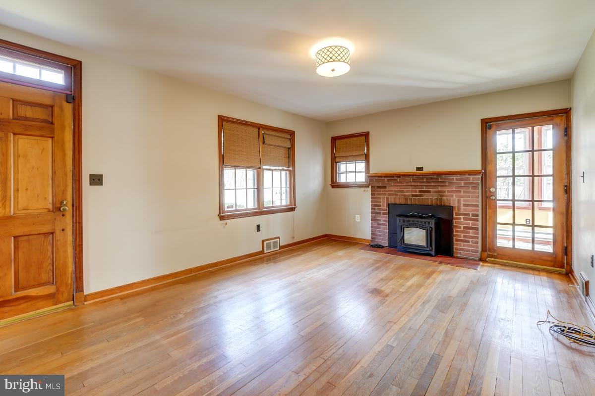 1309 Ednor Road Silver Spring, MD 20905 - Photo 7 of 53 Living Room