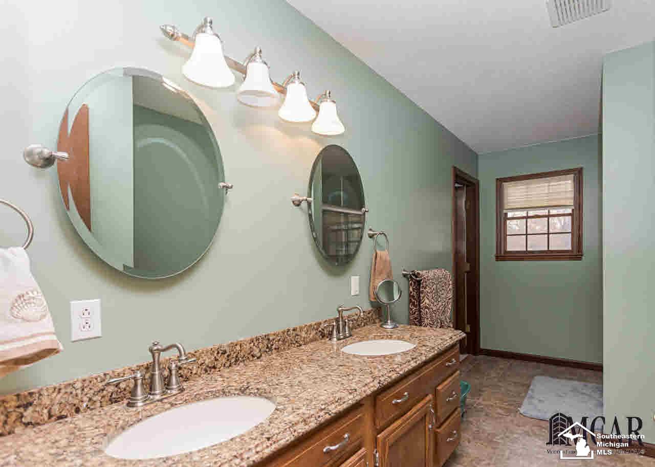 4273 Smith Road Lambertville, MI 48144 - Photo 7 of 21 21251076-6.JPG