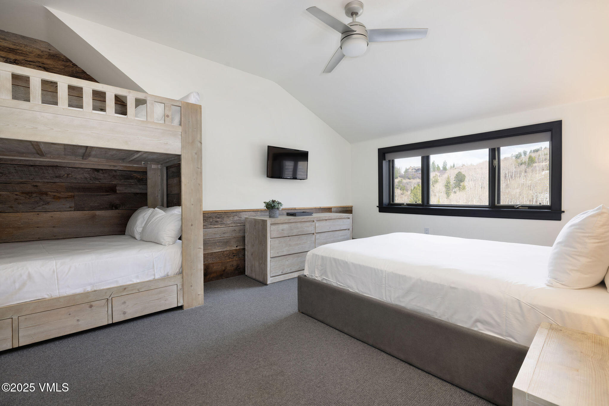 180 Daybreak Ridge Road, Unit 711 Beaver Creek, CO 81620 - Photo 9 of 17 2504_snowcloud_711_interior_bed02
