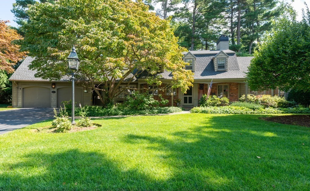 124 Locksley Road Lynnfield, MA 01940 - Photo 1 of 33 Gallery Image 1