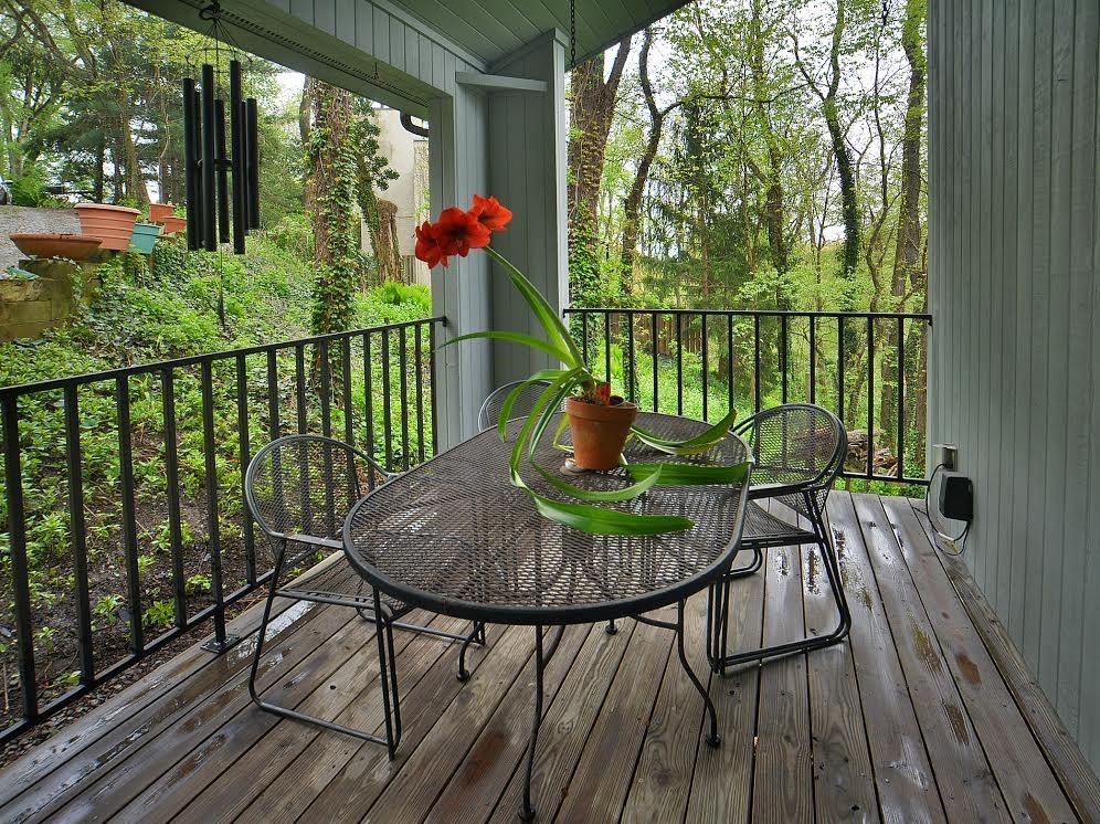 16 Niagara Road Pittsburgh, PA 15221 - Photo 5 of 24 Covered Side Deck