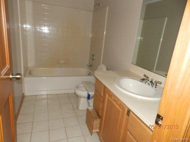 1780 Ridge Road White Lake, MI 48383 - Photo 14 of 14 BASEMENT BATH.JPG