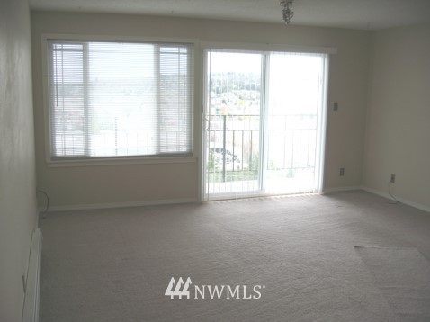 412 Mill Avenue South Renton, WA 98057 - Photo 13 of 13 an empty room with a window