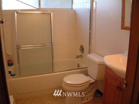 412 Mill Avenue South Renton, WA 98057 - Photo 3 of 13 a bathroom with a toilet and a shower