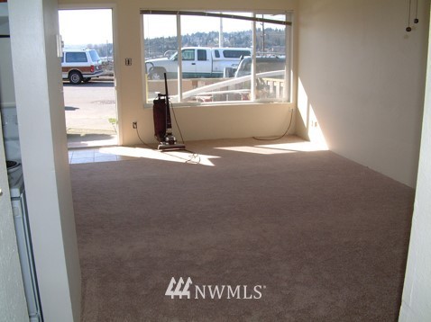 412 Mill Avenue South Renton, WA 98057 - Photo 4 of 13 an empty room with windows
