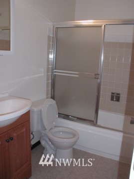 412 Mill Avenue South Renton, WA 98057 - Photo 9 of 13 a bathroom with a toilet and a shower