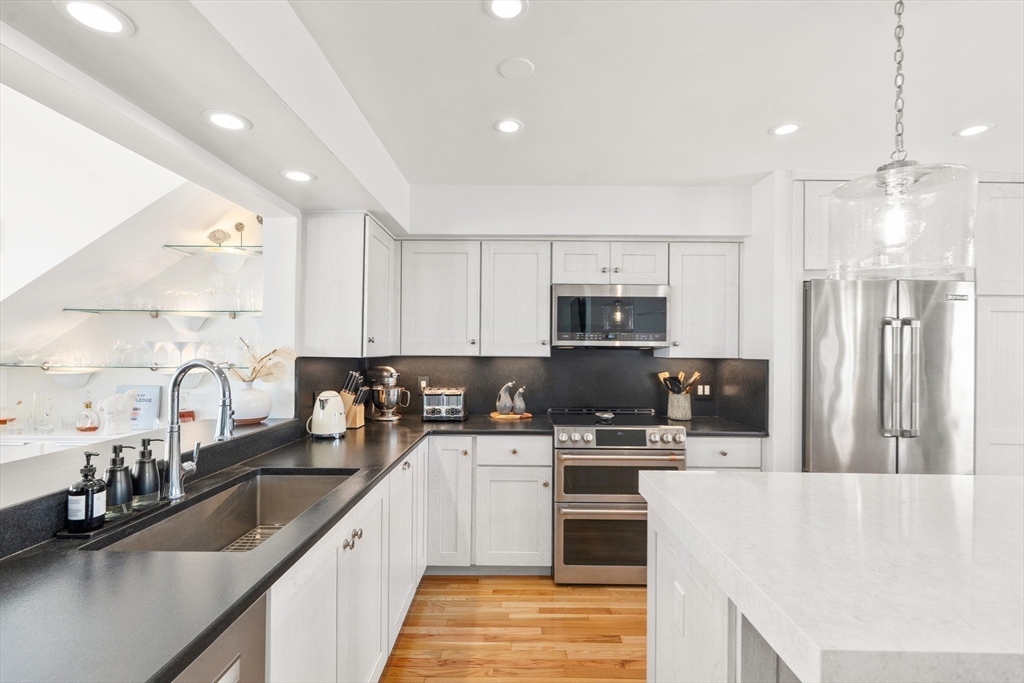 21 Harbourside Road, Unit 26 Quincy, MA 02171 - Photo 8 of 39