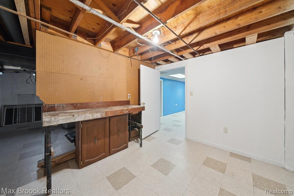 4488 Beach Road Troy, MI 48098 - Photo 25 of 47
