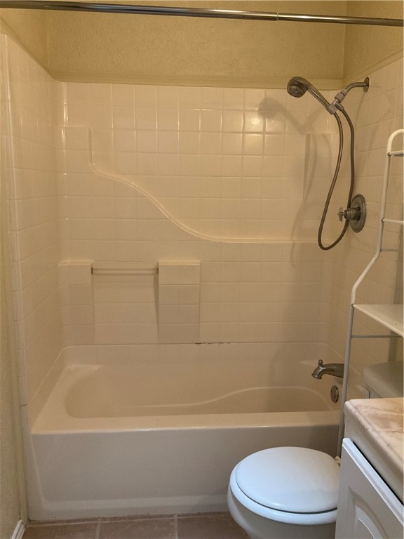 6718 Silvermine Drive, Unit 704 Austin, TX 78736 - Photo 16 of 20 a bathroom with a toilet and a bath tub