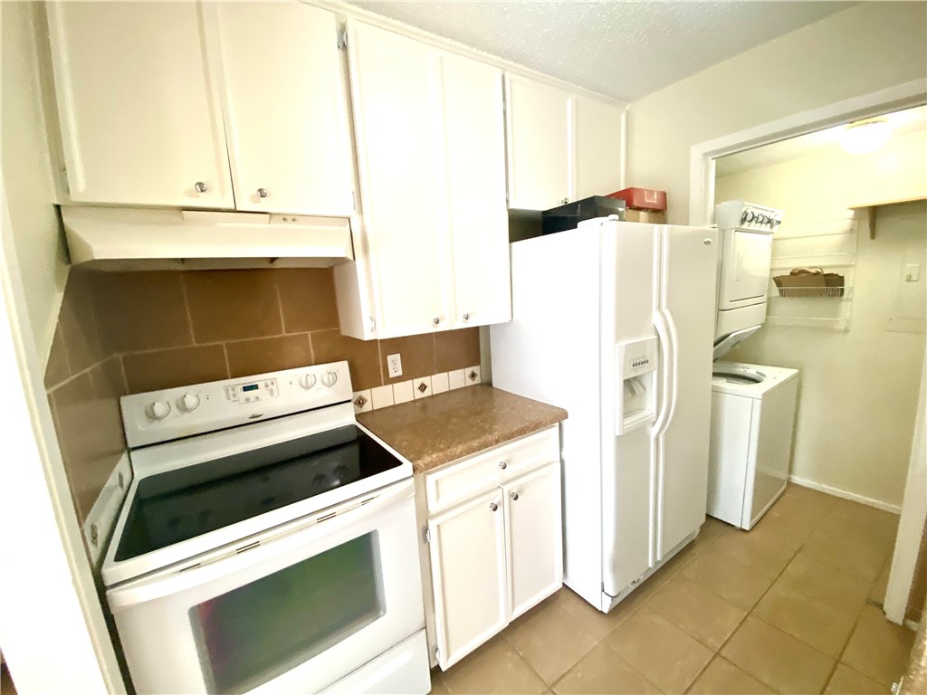 6718 Silvermine Drive, Unit 704 Austin, TX 78736 - Photo 4 of 20 a kitchen with a stove and a refrigerator