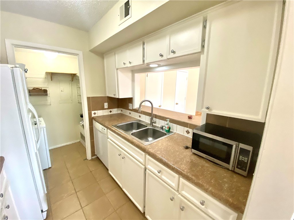 6718 Silvermine Drive, Unit 704 Austin, TX 78736 - Photo 5 of 20 a kitchen with a sink stove and refrigerator