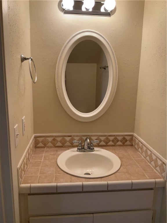 6718 Silvermine Drive, Unit 704 Austin, TX 78736 - Photo 10 of 20 a bathroom with a sink and a mirror