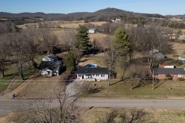 $194,000 | 417 Old Highway 31 East, Bethpage, TN 37022