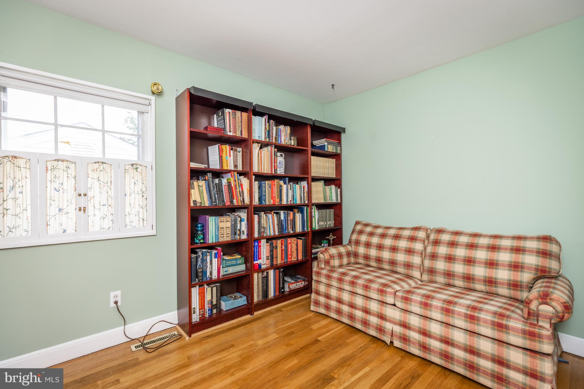 25 Ardmore Road Newark, DE 19713 - Photo 26 of 32 More Built-ins!