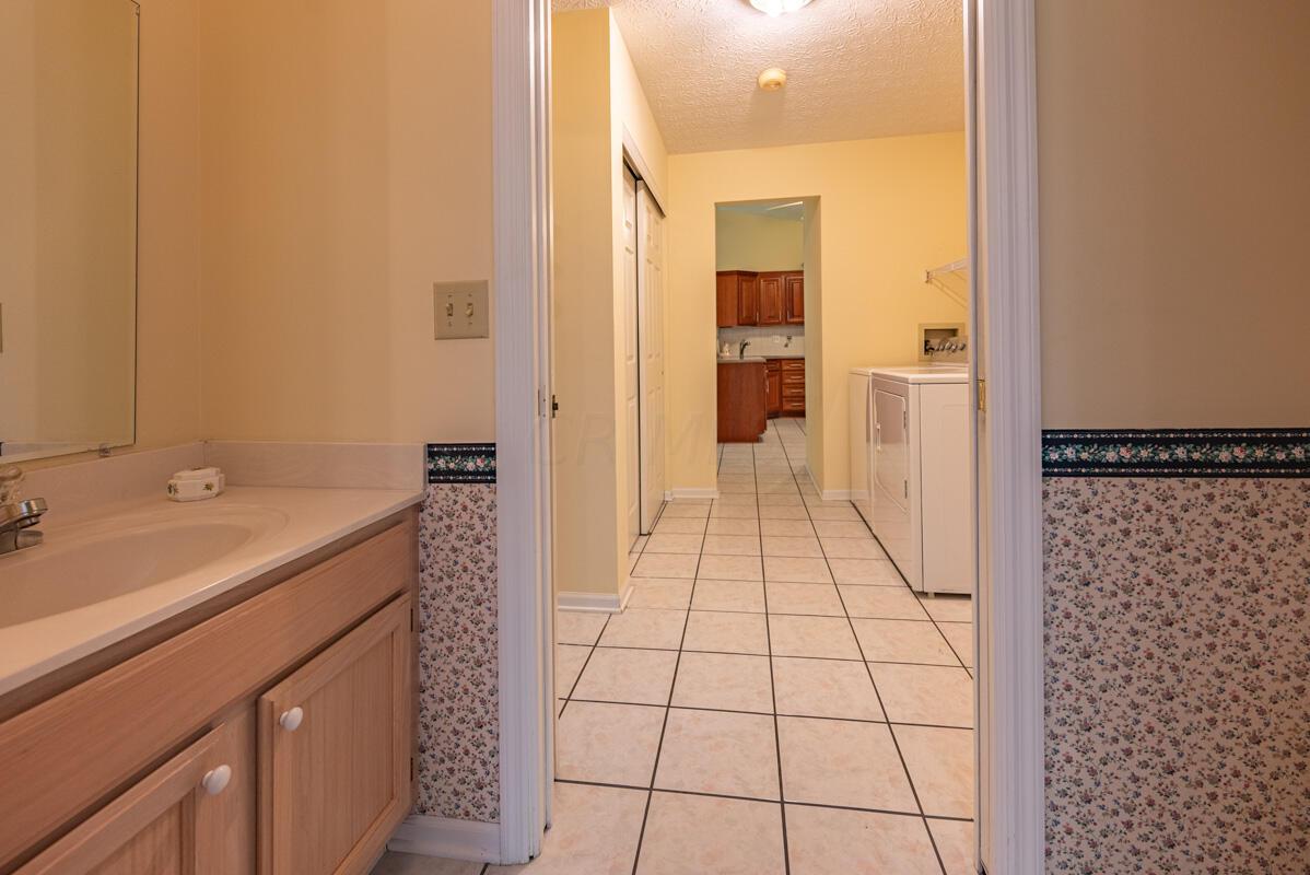 6340 Bale Kenyon Road Lewis Center, OH 43035 - Photo 21 of 41 Walk through bathroom