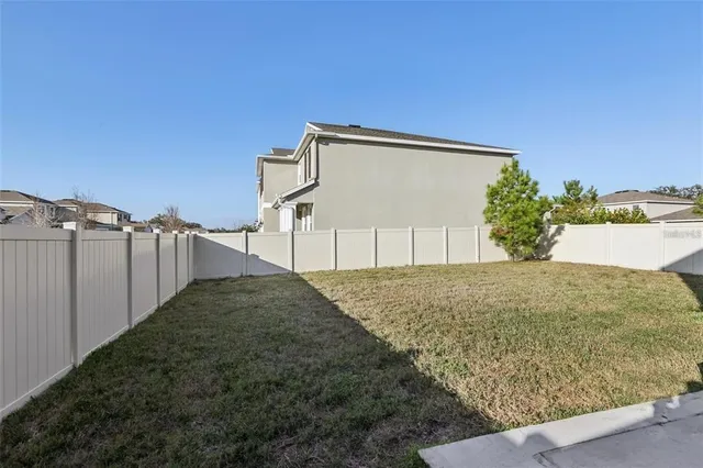 a view of a backyard
