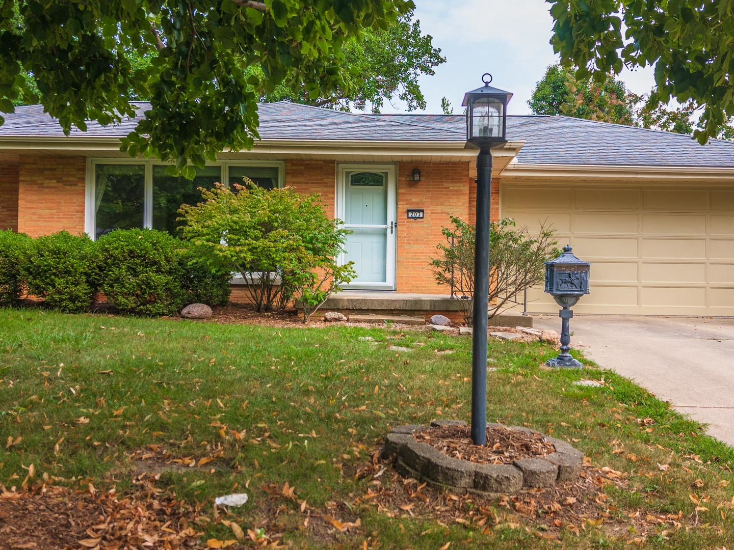 203 Radliff Road Bloomington, IL 61701 - Photo 4 of 41 Gallery Image 4
