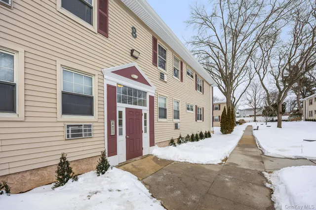 $355,000 | 324 Post Avenue, Unit 8F, Westbury, NY 11590