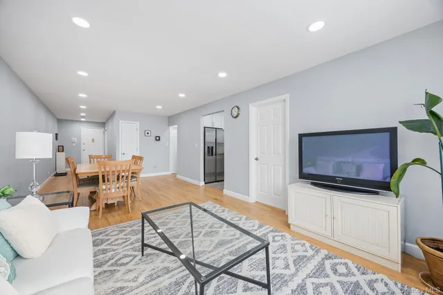 $355,000 | 324 Post Avenue, Unit 8F, Westbury, NY 11590