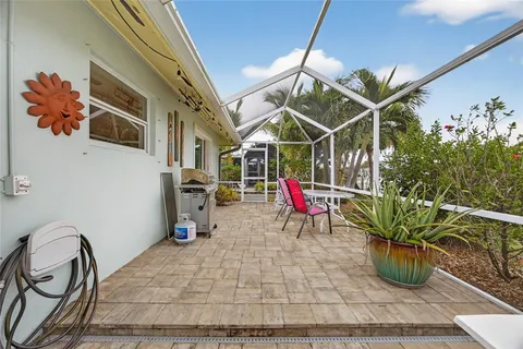 a view of entryway with seating