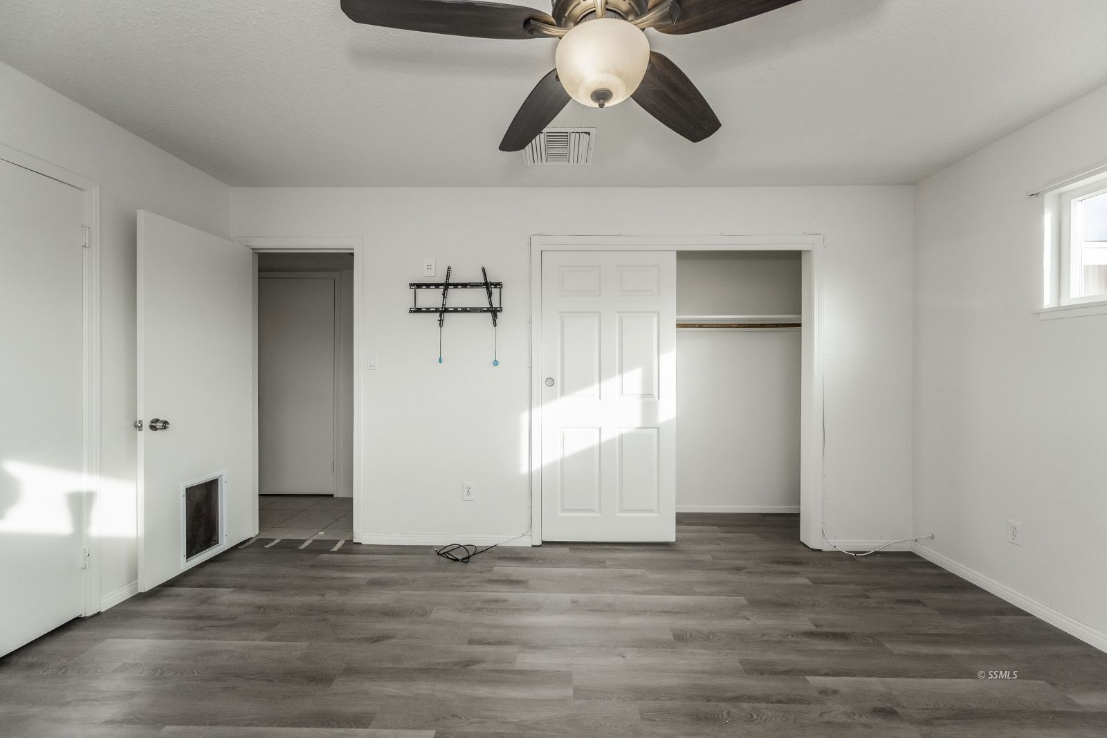 412 East Church Avenue Ridgecrest, CA 93555 - Photo 24 of 39 a view of an empty room with wooden floor
