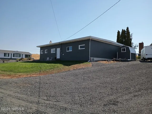a front view of house with yard