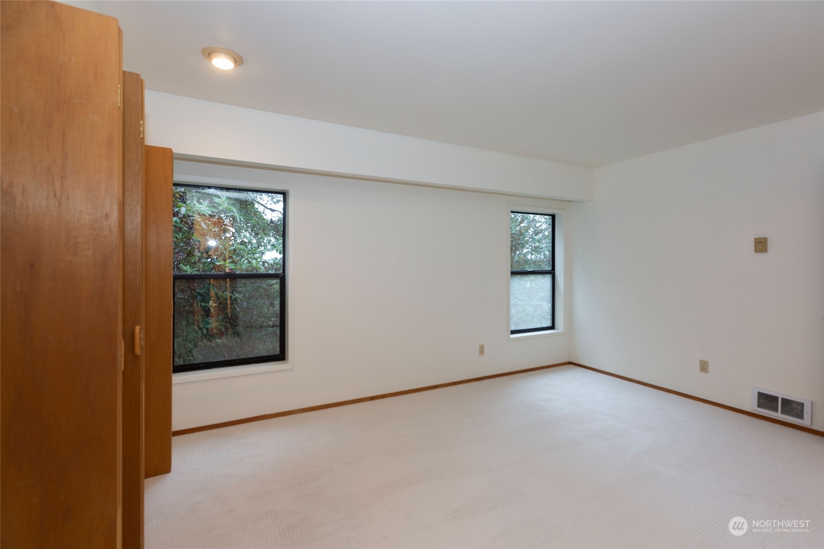 198 Ridgedale Road Friday Harbor, WA 98250 - Photo 24 of 39 an empty room with windows