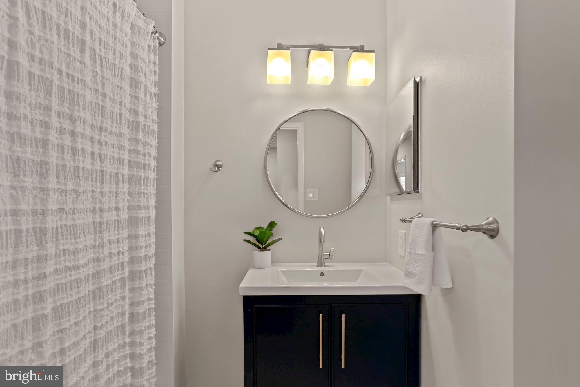 9512 Reach Road Potomac, MD 20854 - Photo 28 of 43 Hall Full Bathroom