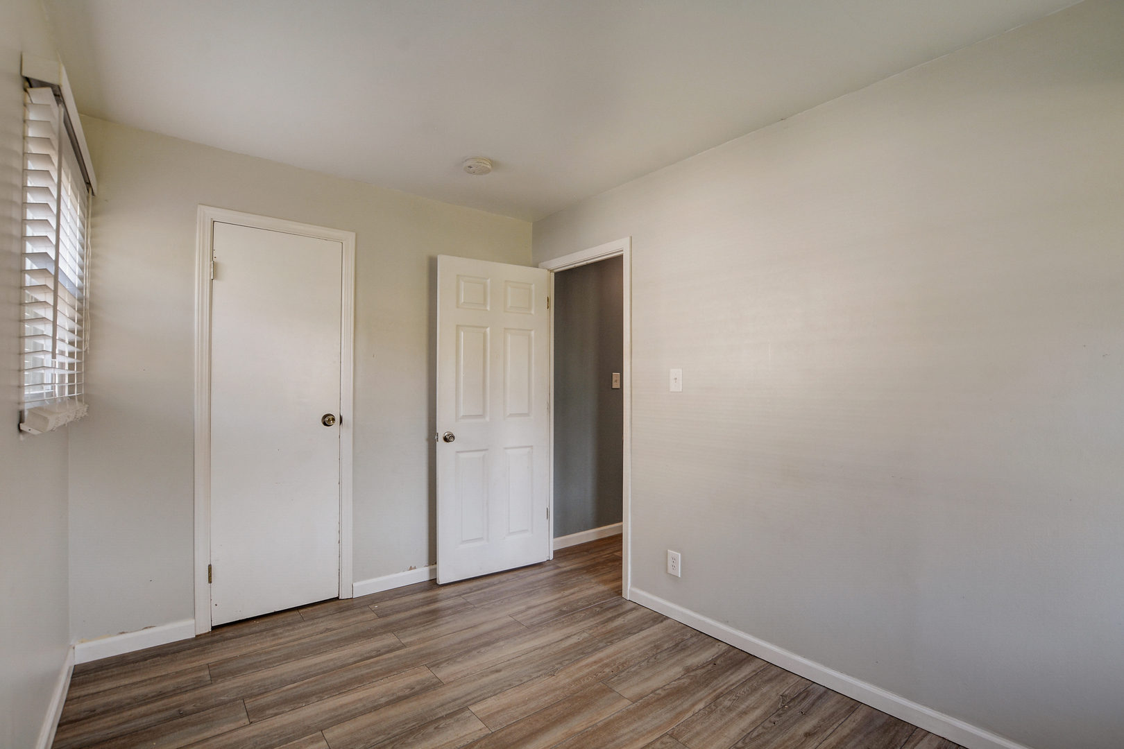 419 South Oltendorf Road Streamwood, IL 60107 - Photo 13 of 24 a view of an empty room with wooden floor
