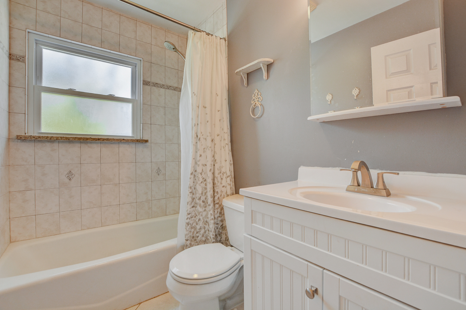 419 South Oltendorf Road Streamwood, IL 60107 - Photo 15 of 24 a bathroom with a sink toilet and a bathtub