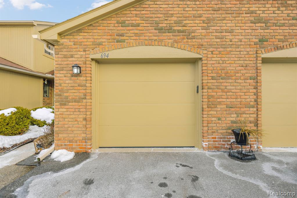 694 Tennyson Rochester Hills, MI 48307 - Photo 3 of 28