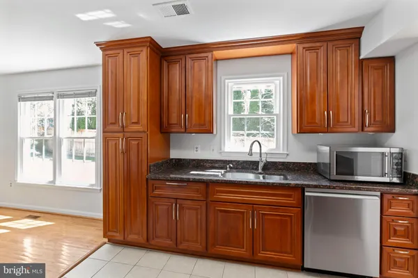 $885,000 | 9 Coachlamp Court, Silver Spring, MD 20906