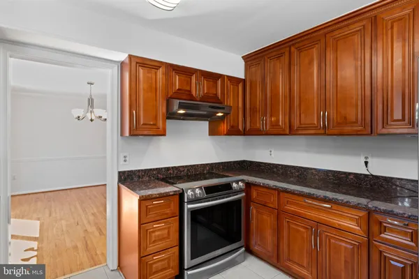 $885,000 | 9 Coachlamp Court, Silver Spring, MD 20906