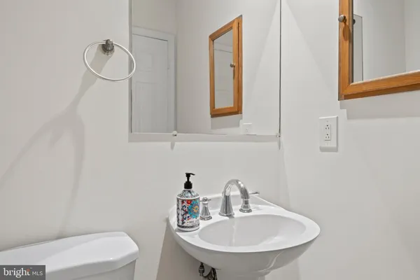 $885,000 | 9 Coachlamp Court, Silver Spring, MD 20906