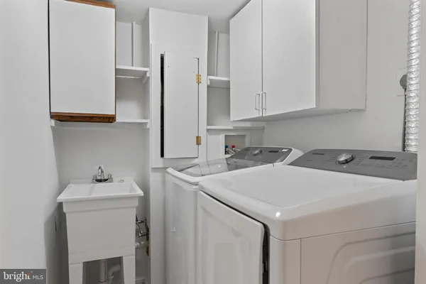 $885,000 | 9 Coachlamp Court, Silver Spring, MD 20906