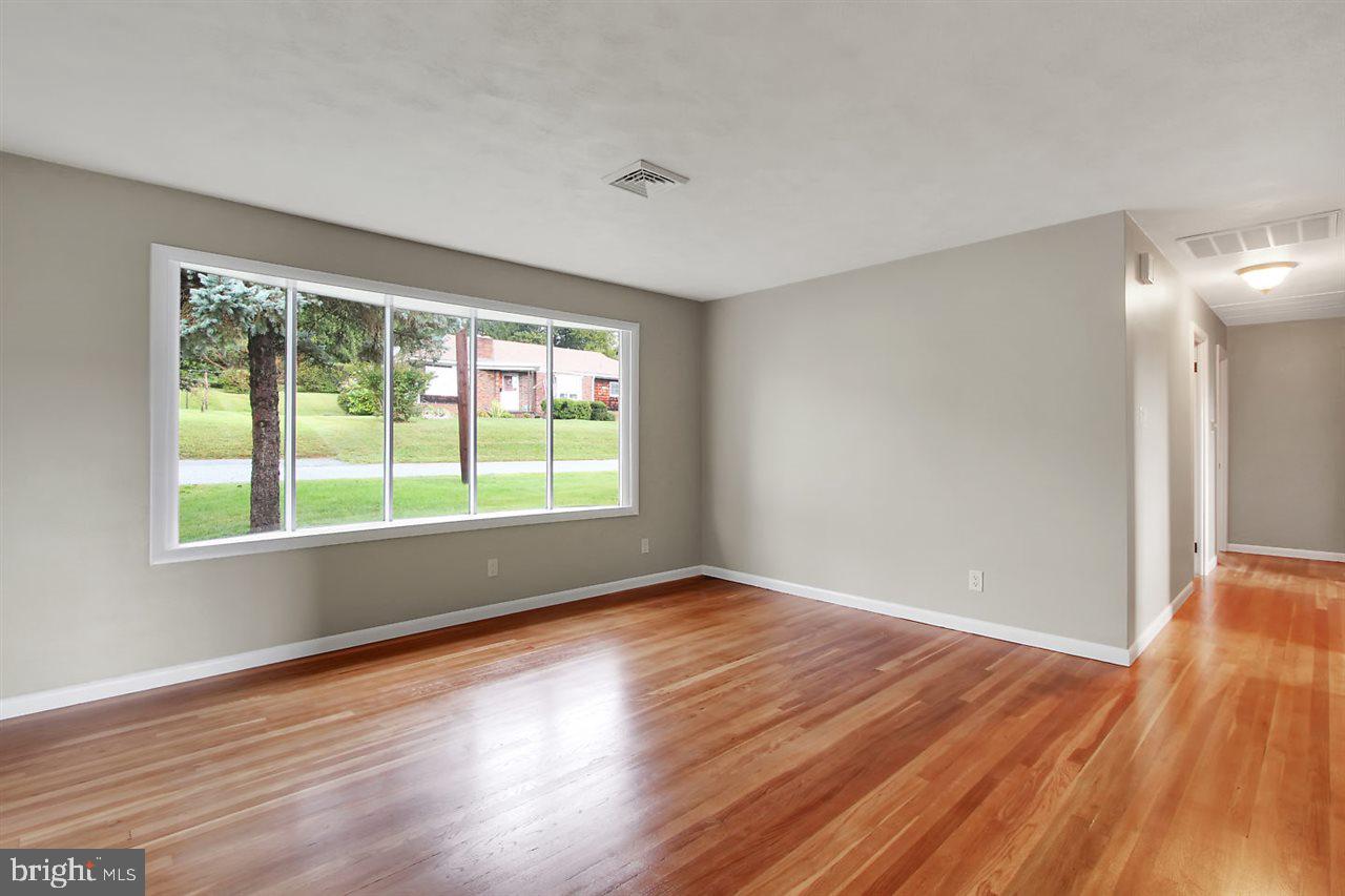 32 Merrin Road York, PA 17402 - Photo 5 of 26 Gallery Image 5
