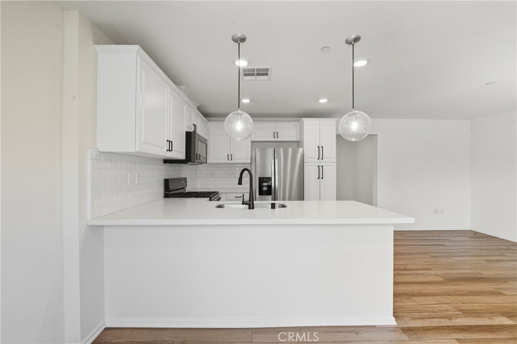 7155 Citrus Avenue, Unit 433 Fontana, CA 92336 - Photo 4 of 21 Kitchen Island